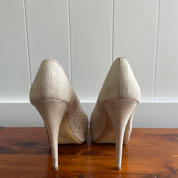 High Heels - Picture 4 of 4